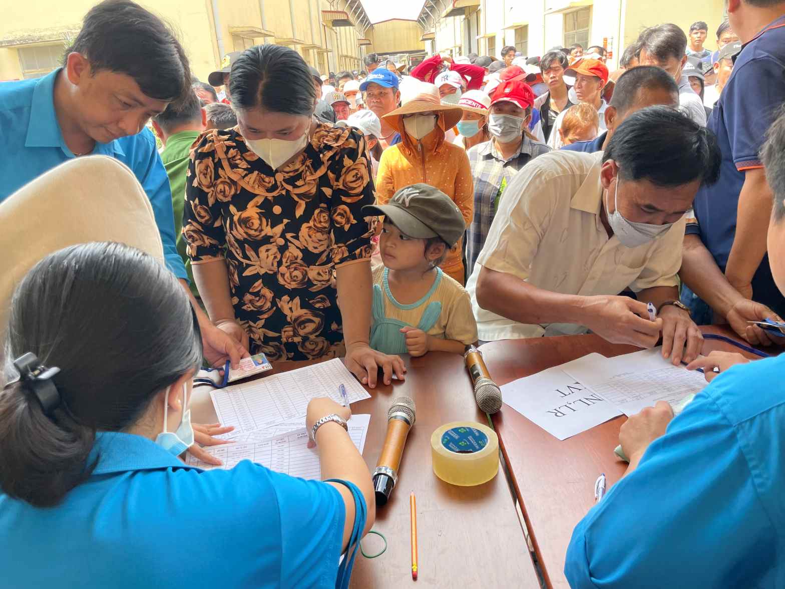 Công nhân lao động nhận hỗ trợ từ Công đoàn. Ảnh: Đình Trọng