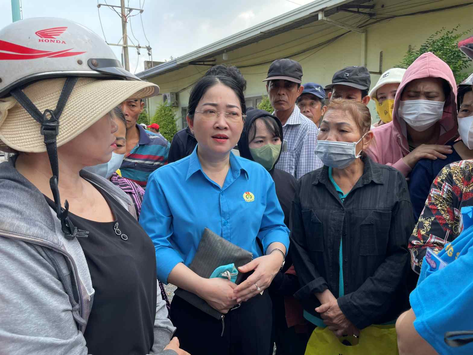 Bà Nguyễn Kim Loan - Chủ tịch LĐLĐ tỉnh Bình Dương động viên công nhân lao động bị nợ lương. Ảnh: Đình Trọng