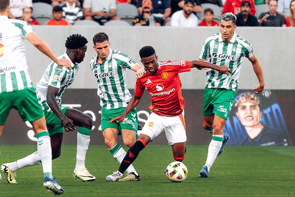 Man United (áo đỏ) nhập cuộc khó khăn trước Real Betis. Ảnh: MUFC