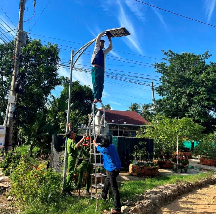 Các lực lượng triển khai lắp đặt đèn. Ảnh: Công an Kiên Giang