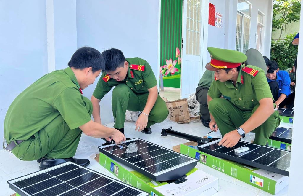 Công trình chiếu sáng bằng đèn năng lượng mặt trời để phục vụ tốt cho việc đi lại của người dân khu vực biên giới. Ảnh: Công an Kiên Giang