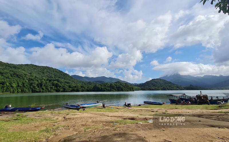 Để vào được làng Canh Tiến (xã Canh Liên, huyện Vân Canh, Bình Định), người dân phải đi xuồng hơn 10km hoặc băng qua giữa rừng chừng 3 giờ đồng hồ. Ảnh: Hoài Luân
