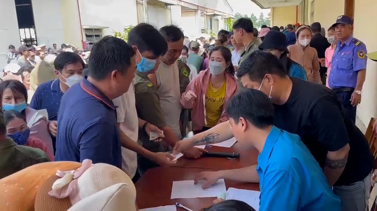 LĐLĐ tỉnh Bình Dương trực tiếp đến động viên, thăm hỏi và trao tặng quà cho công nhân bị nợ lương. Ảnh: Đình Trọng