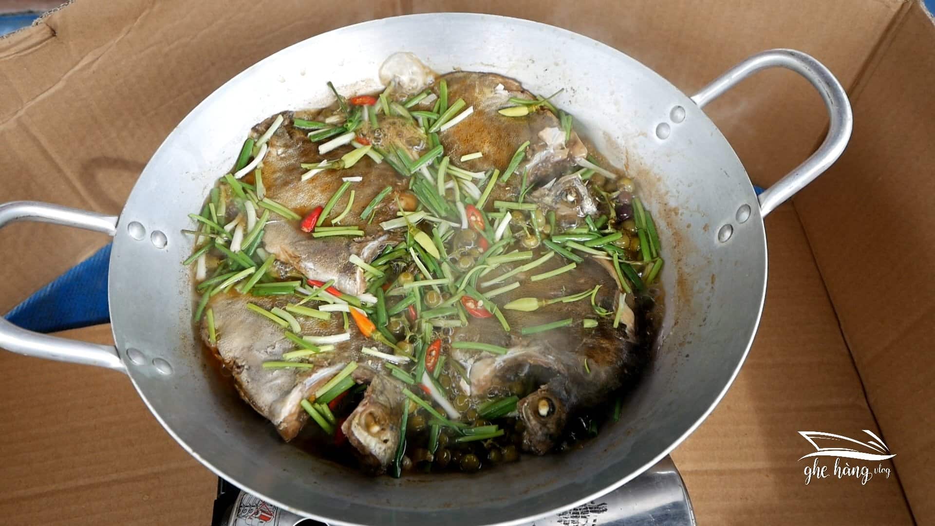 Brown fish braised with fruit has become a specialty dish that makes many people far from home feel nostalgic for its special flavor. Photo: Tran Long