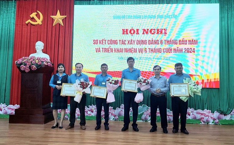Lãnh đạo Đảng ủy khối các cơ quan và doanh nghiệp tỉnh Đắk Lắk trao Bằng khen cho đoàn viên, tập thể, cá nhân đạt thành tích xuất sắc trong 6 tháng  đầu năm 2024. Ảnh: LĐLĐ Đắk Lắk