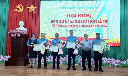 Lãnh đạo Đảng ủy khối các cơ quan và doanh nghiệp tỉnh Đắk Lắk trao Bằng khen cho đoàn viên, tập thể, cá nhân đạt thành tích xuất sắc trong 6 tháng  đầu năm 2024. Ảnh: LĐLĐ Đắk Lắk