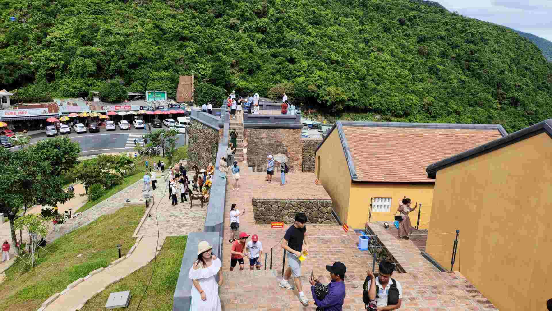 According to Deputy Director of the Center for Conservation of Hue Monuments Phan Van Tuan, Hai Van Quan relic will be open for free until the two localities agree on building a suitable ticket price list. During this time, the parties also receive community opinions to complete the plan and perfect service institutions to ensure the best safety for tourists.