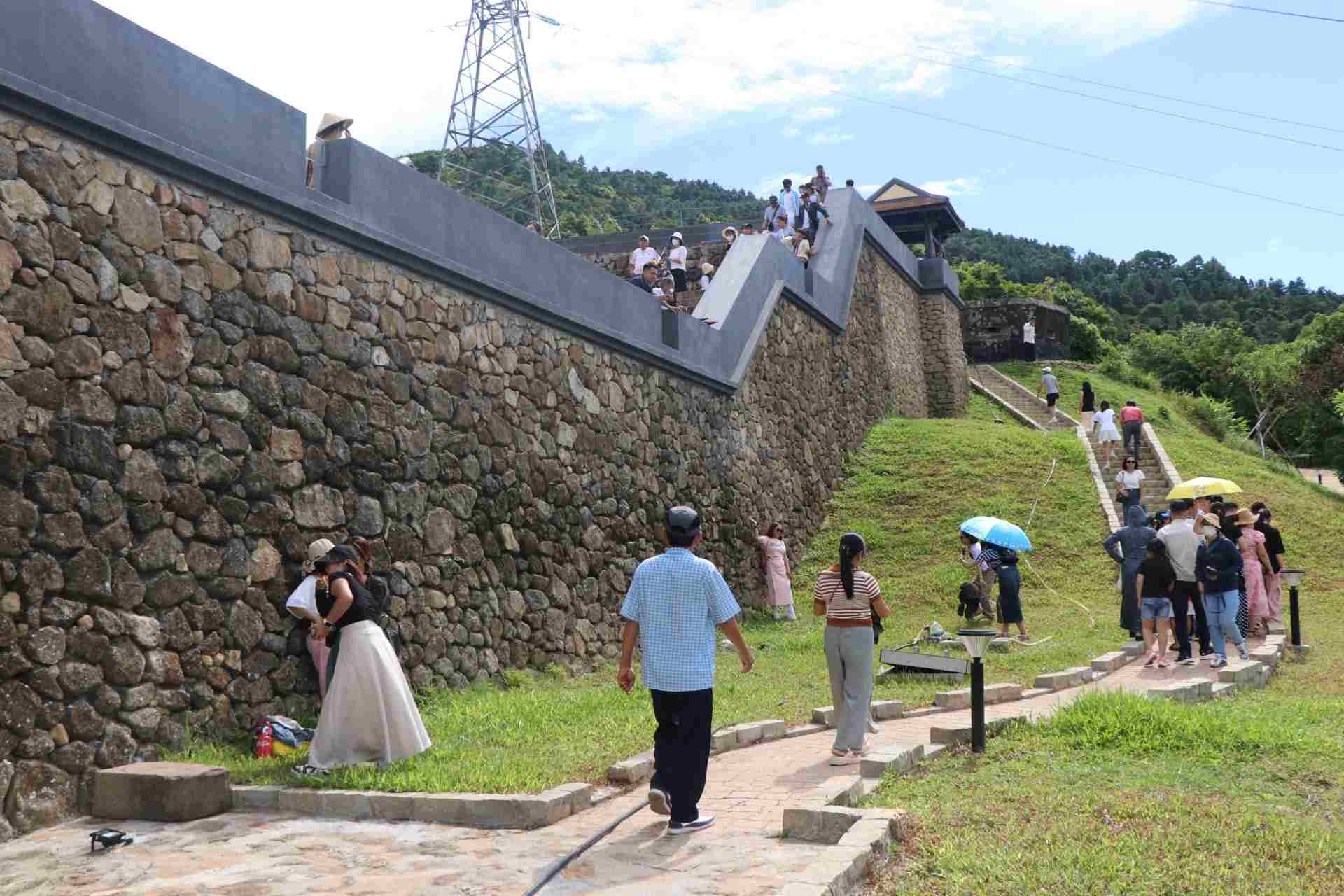 According to records, there were a large number of tourists coming to Hai Van Quan relic on the first day of reopening after 3 years of restoration.