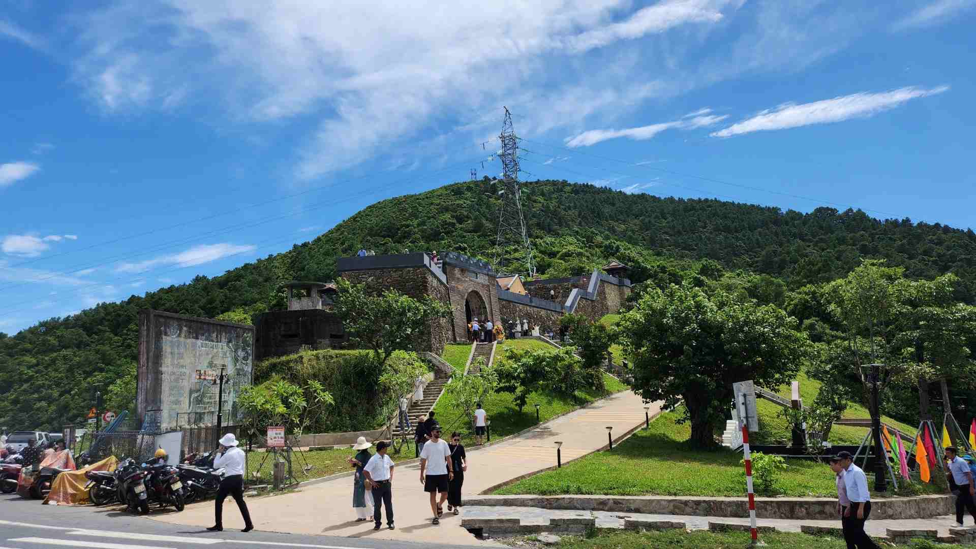 On August 1, the Hue Monuments Conservation Center coordinated with the Department of Culture and Sports of Da Nang city to organize the opening of Hai Van Quan relic to welcome visitors after more than 2 years of restoration by the province. Thua Thien-Hue and Da Nang city.