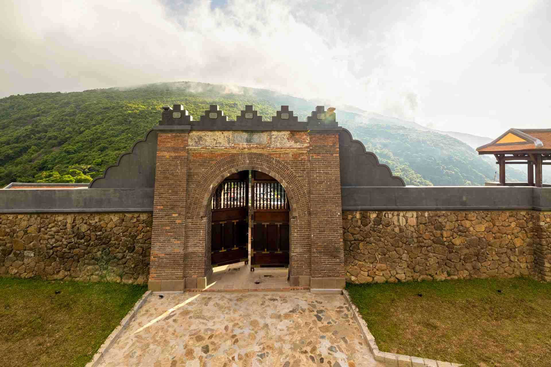 Hai Van Quan was built in the 7th year of Minh Mang (1826), located on the top of Hai Van pass, nearly 500 meters above sea level. This is a military fortress with many works including a system of ramparts, warehouses, residences, and cannon fortress, and was ranked a National Monument in 2017.