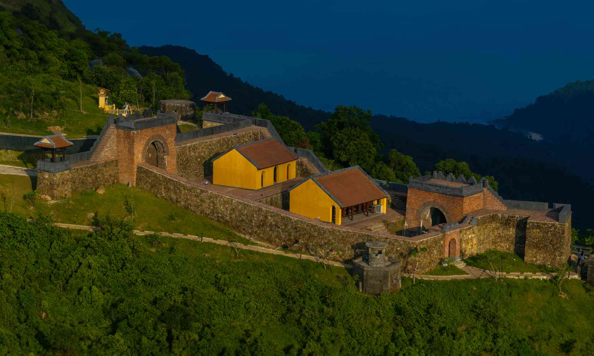 The restoration of the relic up to now has basically ensured the restoration and repair of a number of original construction items of the relic such as the gate "The most majestic landscape in the world" (towards Da Nang), Hai Van Quan gate (towards Da Nang). towards Thua Thien - Hue), headquarters, Truong Thanh system.