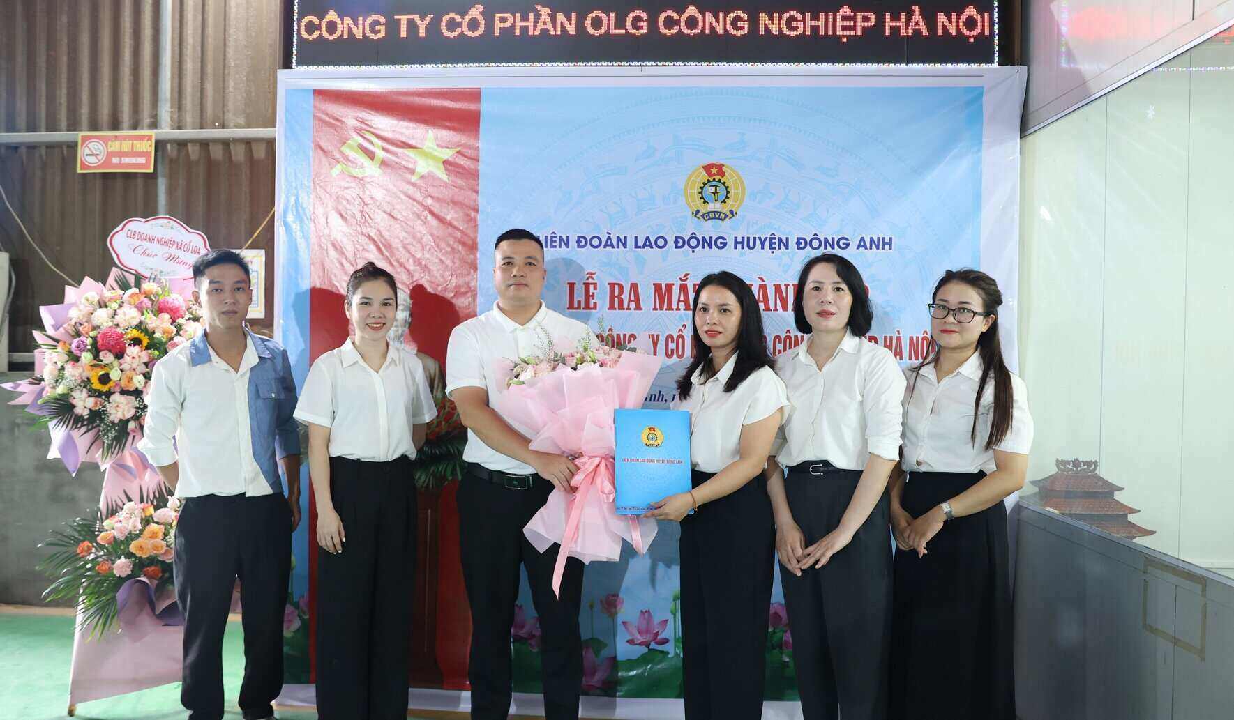 Một trong những công việc sau khi nhận Quyết định thành lập của Công đoàn Công ty Cổ phần OLG Công nghiệp Hà Nội là phối hợp chuyên môn chăm lo chế độ tiền lương, Bảo hiểm xã hội cho người lao động. Ảnh: CĐCS