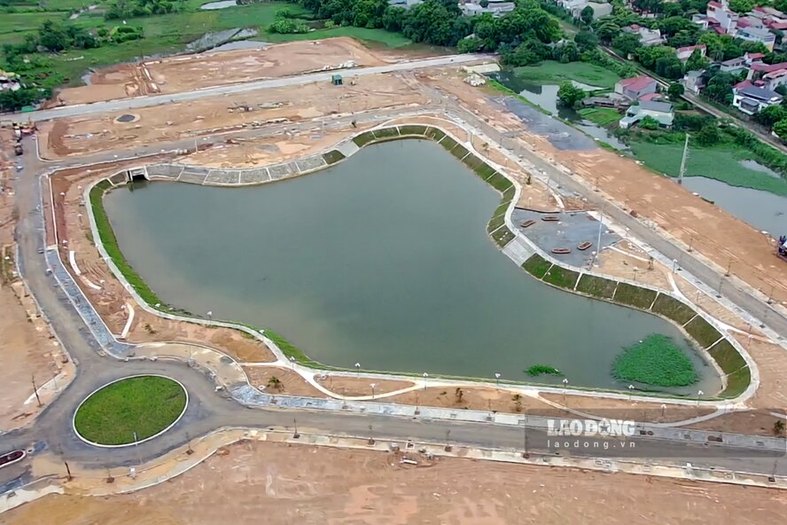 The air conditioning lake is very large.