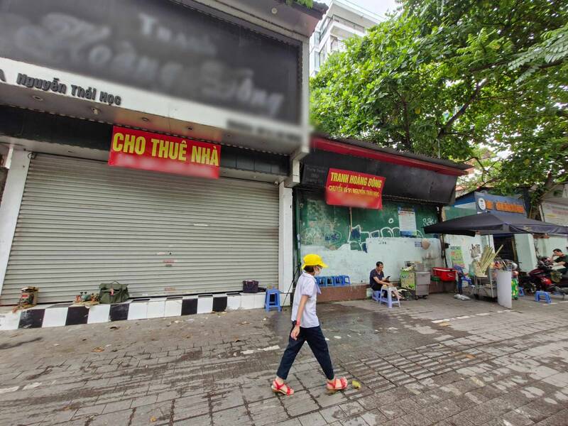 Mặt bằng kinh doanh trên phố Nguyễn Thái Học (Hà Nội) đang được chủ nhà treo biển cho thuê 90 triệu đồng/tháng. Ảnh: Thu Giang