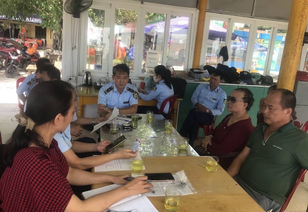 Xử phạt hộ kinh doanh dịch vụ ô ghế tại Đồ Sơn bán cao hơn giá niêm yết. Ảnh: Cục Quản lý thị trường Hải Phòng