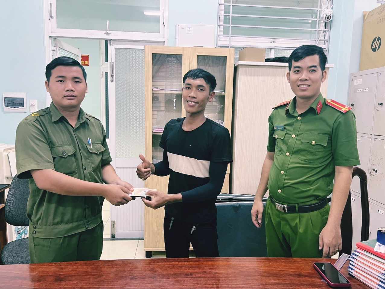 Công an xã Đức Hòa Đông, huyện Đức Hòa, tỉnh Long An đã tiến hành bàn giao lại chiếc ví có tiền và giấy tờ quan trọng cho người đánh rơi. Ảnh: Công an cung cấp