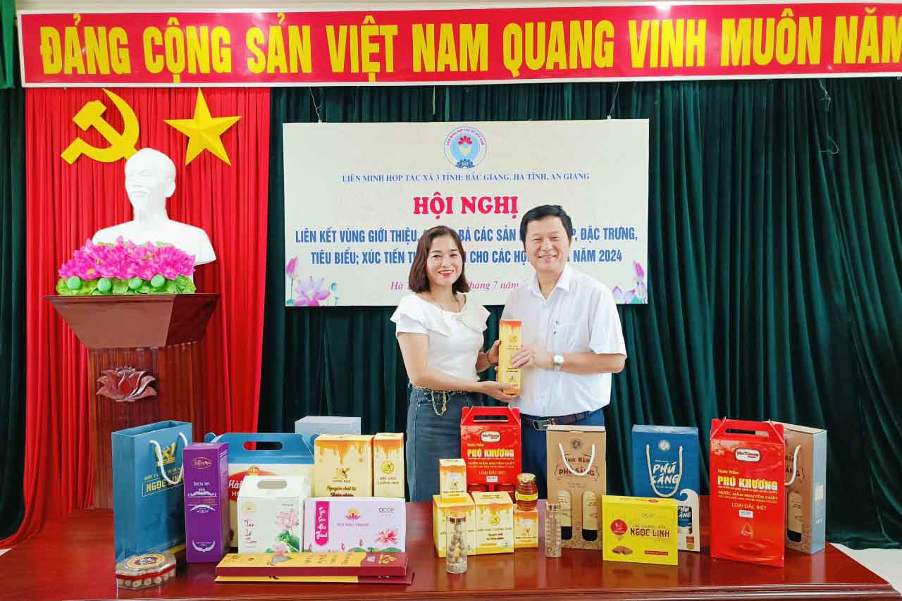 Introducing products at an online conference in Ha Tinh. Photo: Tran Tuan.