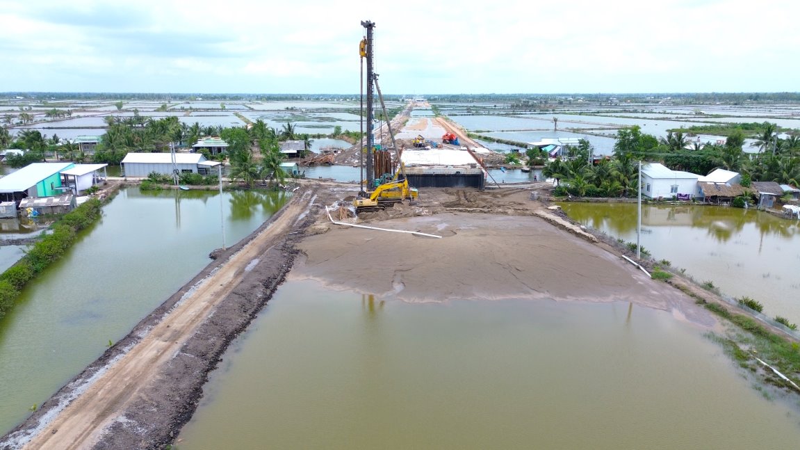 Tại dự án thành phần Hậu Giang - Cà Mau, những ngày qua, hàng nghìn khối cát biển khai thác từ vùng biển Sóc Trăng đã được đưa về và tập kết tại huyện Hồng Dân (Bạc Liêu), Vĩnh Thuận (Kiên Giang) và Thới Bình (Cà Mau).