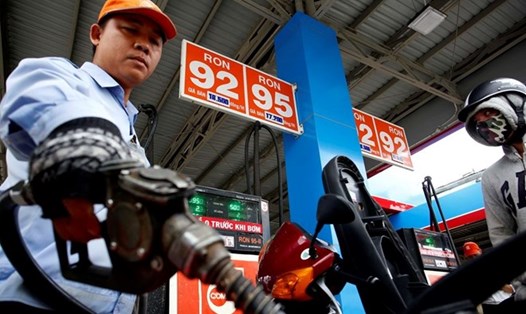 Giá xăng đồng loạt giảm từ chiều nay (1.8). Ảnh: Nguyễn Luân