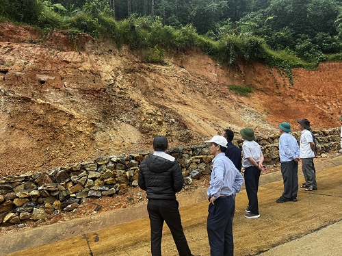 Authorities survey locations at risk of landslides. Photo: Thanh Tuan