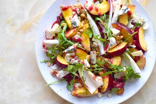 Salad đào và củ dền sẽ là sự lựa chọn hoàn hảo trong những ngày hè oi bức. Ảnh: Quốc Chung