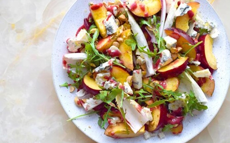 Salad đào và củ dền sẽ là sự lựa chọn hoàn hảo trong những ngày hè oi bức. Ảnh: Quốc Chung