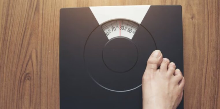 5 mẹo giúp chị em dễ giảm cân hơn sau khi mãn kinh. Ảnh: Theo Healthshots.