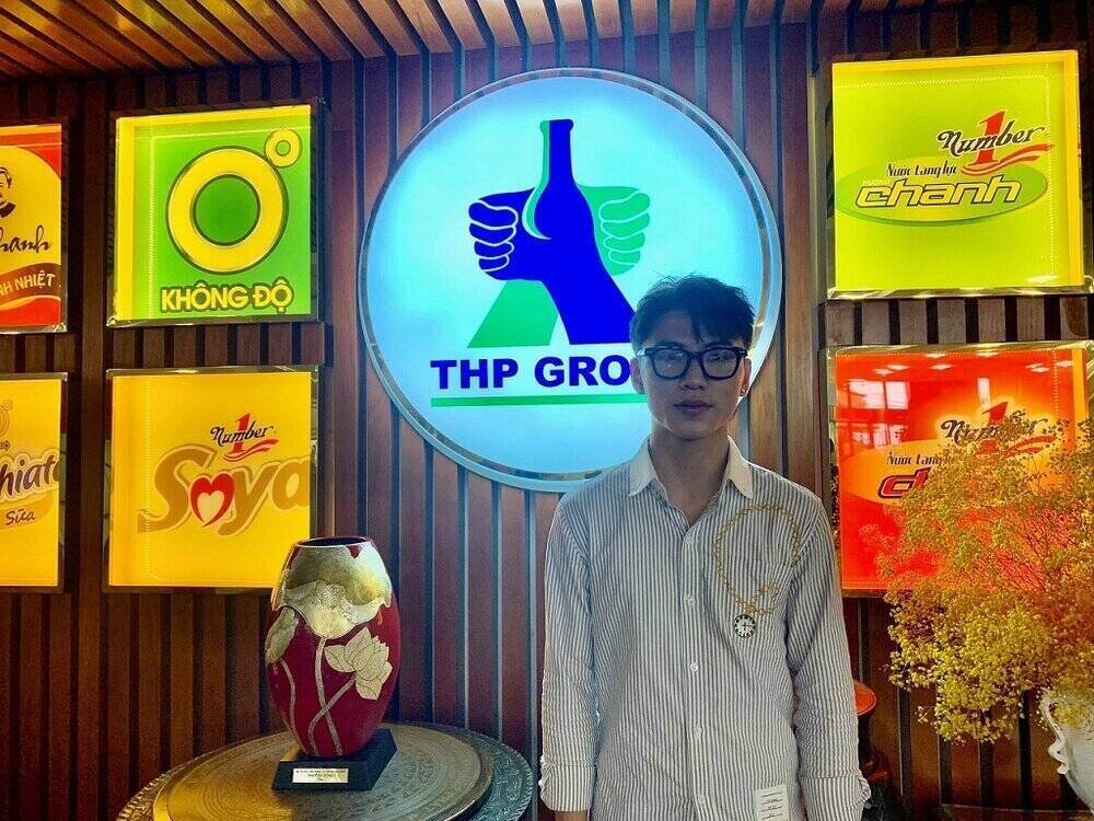 Mr. Hoang Manh Quyet at Number 1 company headquarters on the day he submitted his application to receive the 250 million VND prize for cooling down his daily life with Khong Do Green Tea. Photo: Tan Hiep Phat