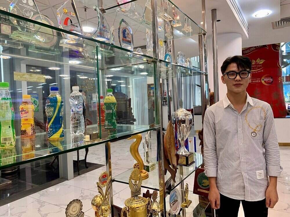 With the amount of 250 million VND won from the program "Hot summer, hot reward, cool down and win" of Tra Green Khong Do, Mr. Hoang Manh Quyet will not have to borrow money to export labor in the near future. Photo: Tan Hiep Phat