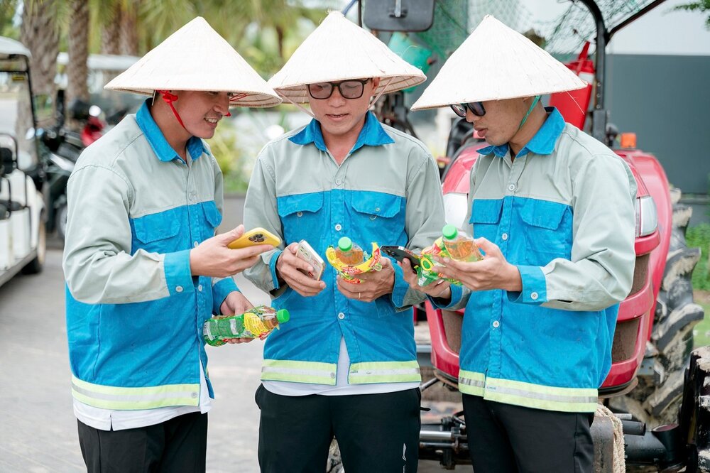 Khong Do Green Tea's program "Hot Summer, Hot Rewards, Hot Cooling" program is attracting a large number of consumers to participate in hunting for valuable prizes every day and every week. Photo: Tan Hiep Phat