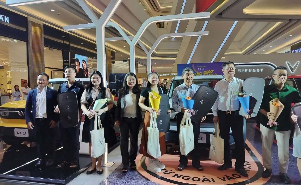 VinFast bàn giao xe VF 3 cho những khách hàng đầu tiên tại TPHCM sáng 1.8. Ảnh: Nguyễn Đăng