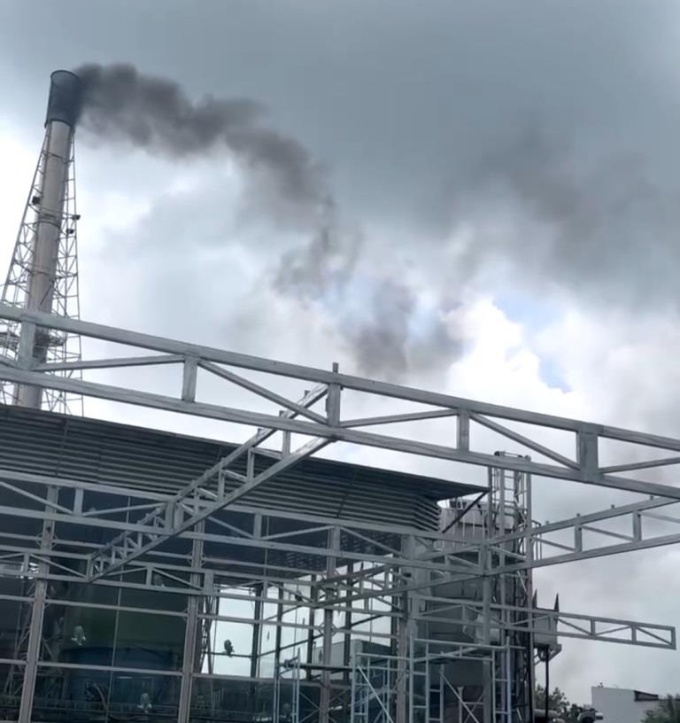 Người dân phản ánh về lò đốt rác y tế gây khói bụi. Ảnh: CTV