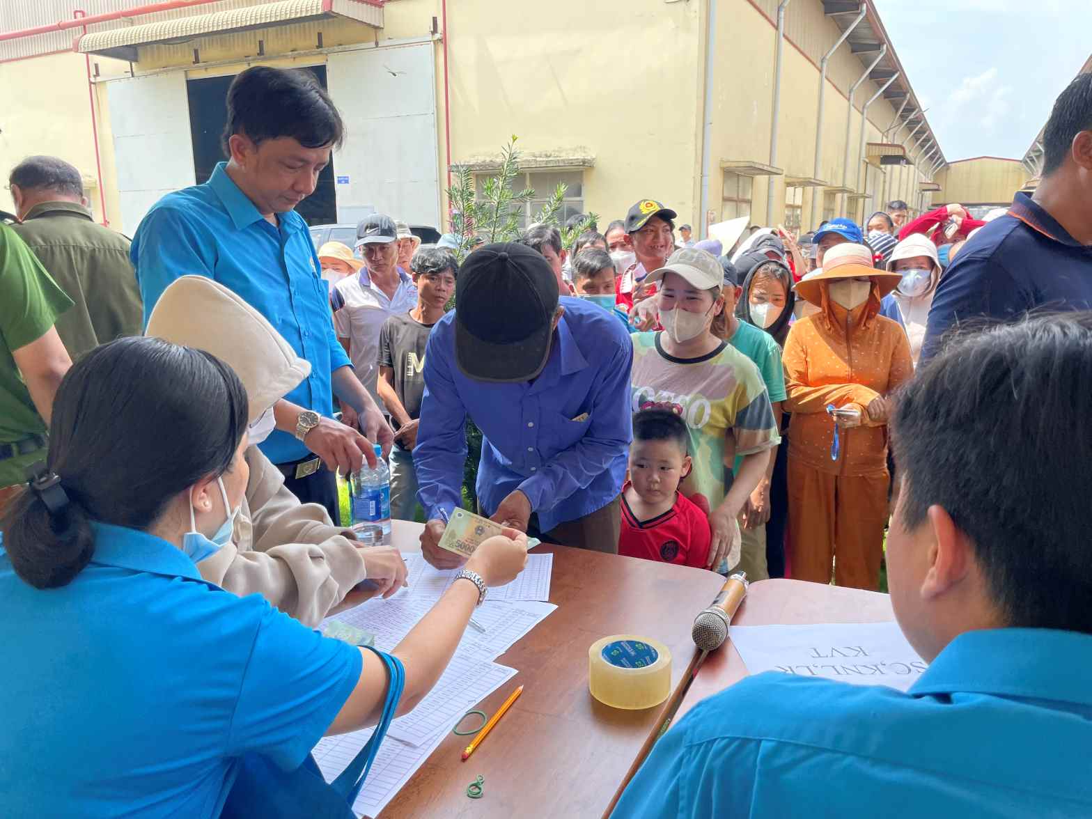 Binh Duong Provincial Labor Confederation gives support to workers. Photo: Dinh Trong