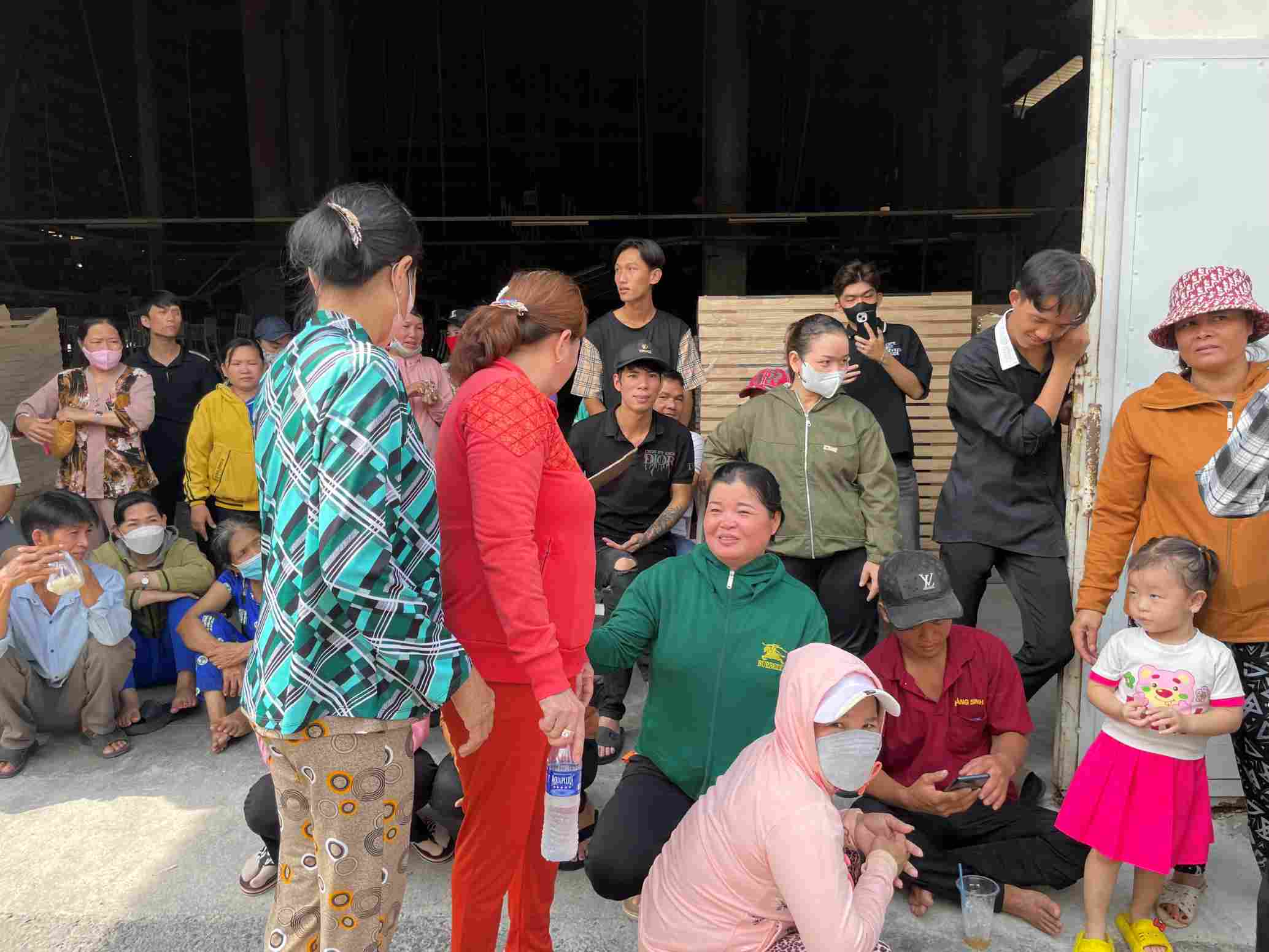 Workers are facing difficulties due to unpaid wages and delayed social insurance payments for more than a year. Photo: Dinh Trong