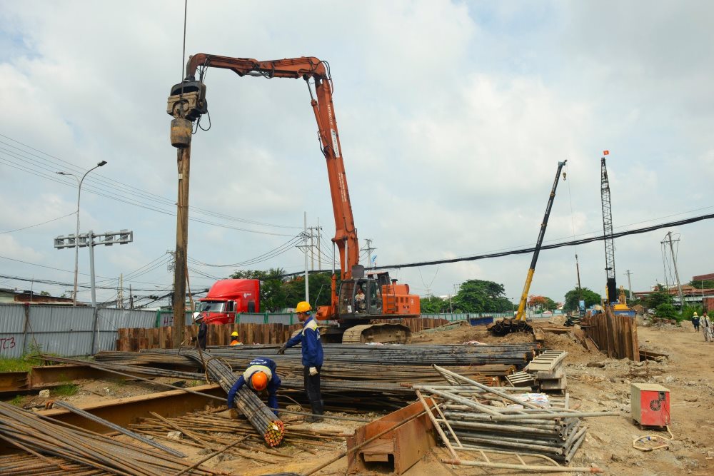 Currently, contractors are focusing on the main construction of the 3-burner section of the closed tunnel from today. By August 5, the closed tunnel cover will be completed. At the same time, construct parallel pipelines to the pump station to ensure drainage for the project and complete the technical infrastructure for HC2 tunnel so that the project can be completed on schedule and open to traffic at the end of August.