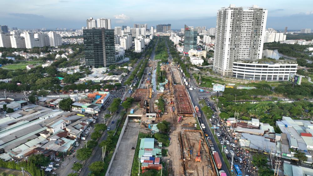 Underpass tunnel at Nguyen Van Linh - Nguyen Huu Tho intersection (District 7) was started with a total investment of 830 billion VND. The project includes two tunnels in each direction of Nguyen Van Linh street, each tunnel is 456 m long, three lanes, speed of 60 km/h; Make a circular island above with branches. The project aims to be completed in 2022, but progress has been delayed many times. According to the Ho Chi Minh City Traffic Construction Investment Management Board (investor), after more than 4 years of implementation, the entire project is currently about 75% complete.