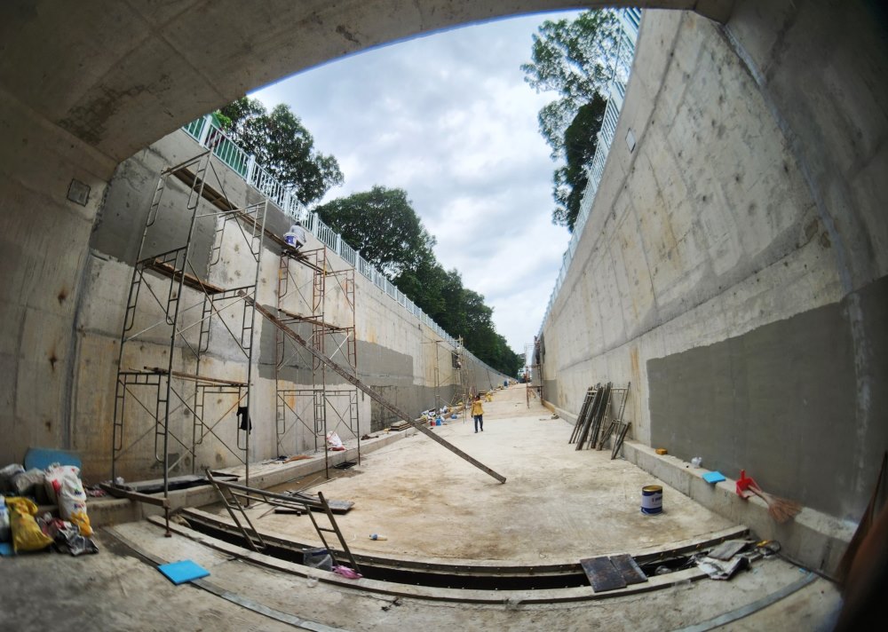 The total length of the tunnel is about 400m, of which the closed section is 40m long, the road leading into the tunnel on Hoang Van Thu Park side is about 180m long, the road leading out of the tunnel on the Flight Management Center side is more than 180m long.