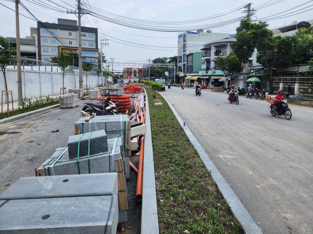 Mr. Lai Van Binh, technical officer of CK4 Group Joint Stock Company, said: "As of the end of July, the Tran Quoc Hoan - Phan Thuc Duyen tunnel, connecting to Terminal T3, was 95% complete. Currently, the contractor is mobilizing machinery and human resources to work day and night to cover the tunnel and the road on both sides, lights... It is expected that the tunnel will be opened to traffic in mid-August."