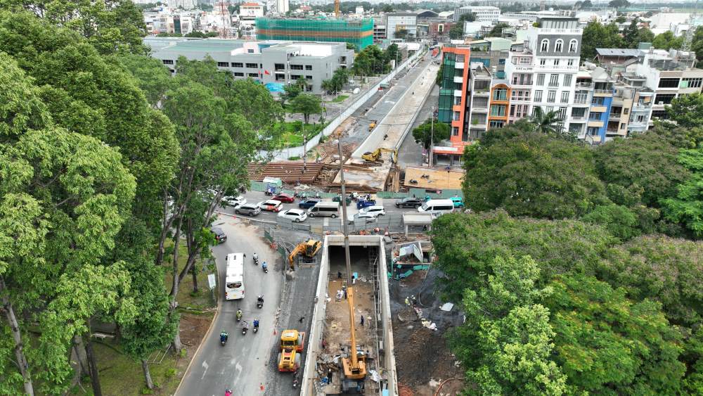 In the gateway area of ​​Tan Son Nhat airport (Tan Binh district), after about 1.5 years of construction, the underpass at the intersection of Tran Quoc Hoan - Phan Thuc Duyen has reached about 90% volume. This underground tunnel has a cost of about 200 billion VND, is part of the 4 km long Tran Quoc Hoan - Cong Hoa road project, which was started by Ho Chi Minh City at the end of 2022 with a total investment of more than 4,800 billion VND.