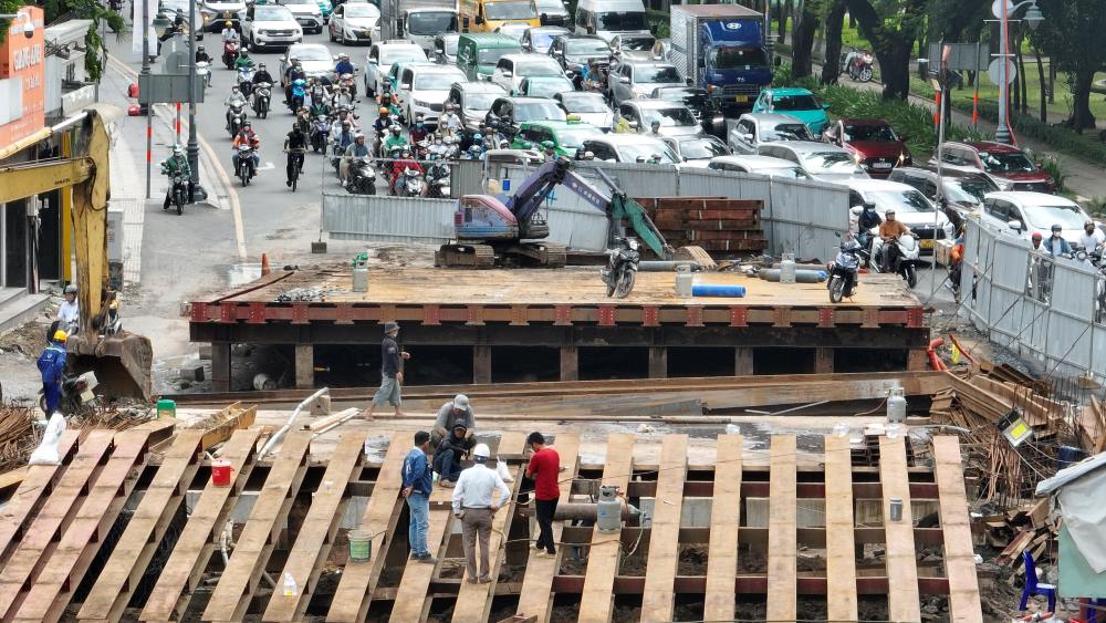 According to the News reporter, in the last days of July 2024, two temporary overpasses at the intersection of Tran Quoc Hoan - Phan Thuc Duyen were completed and completely dismantled, and are currently being leveled by the construction unit. Fill the road surface after completing the construction of the closed tunnel in this area.