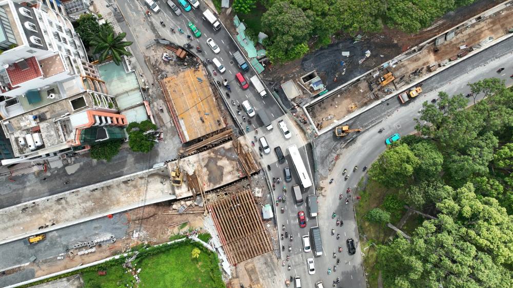 After completing the tunnel, vehicles can go from Phan Thuc Duyen - Thang Long street - turn left to Cong Hoa, instead of focusing on Lang Cha Ca roundabout as before. The entire road project connecting Tran Quoc Hoan - Cong Hoa currently reaches more than 60% of the total volume, expected to open at the end of this year. This route, in addition to directly connecting to T3 station of Tan Son Nhat airport (under construction), also helps create a new traffic axis parallel to Cong Hoa route, reducing traffic pressure at the airport gateway.