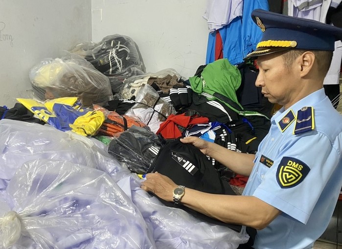 Lực lượng chức năng tỉnh Đắk Lắk xử lý cửa hàng bán sản phẩm giả mạo thương hiệu nổi tiếng. Ảnh: Bảo Trung