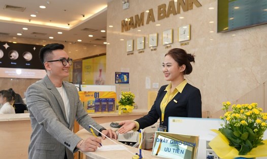 Khách hàng giao dịch tại Nam A Bank.