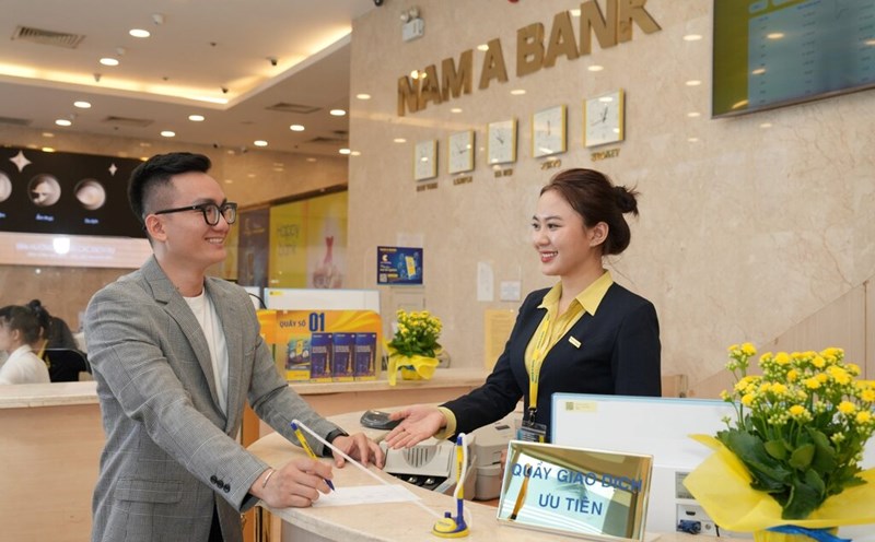 Khách hàng giao dịch tại Nam A Bank.