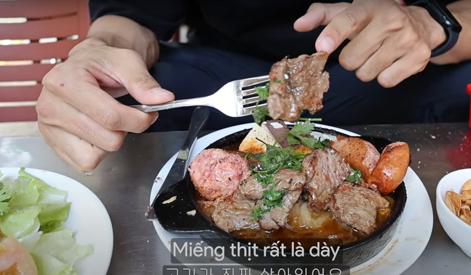 The 130,000 VND beef noodle dish was highly praised by Jong Rak. Photo: cut from video