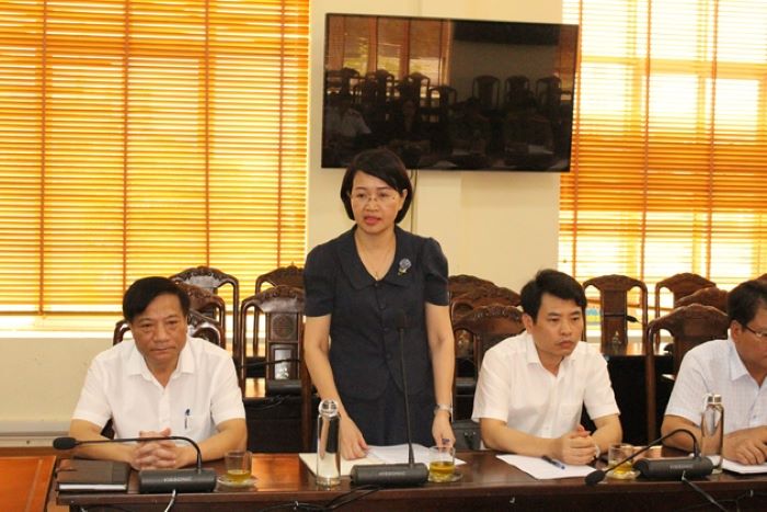 Ms. Tran Thi Bich Van - Deputy Director of Thai Binh Department of Education and Training spoke to receive comments from the inspection team. Photo: Nam Hong