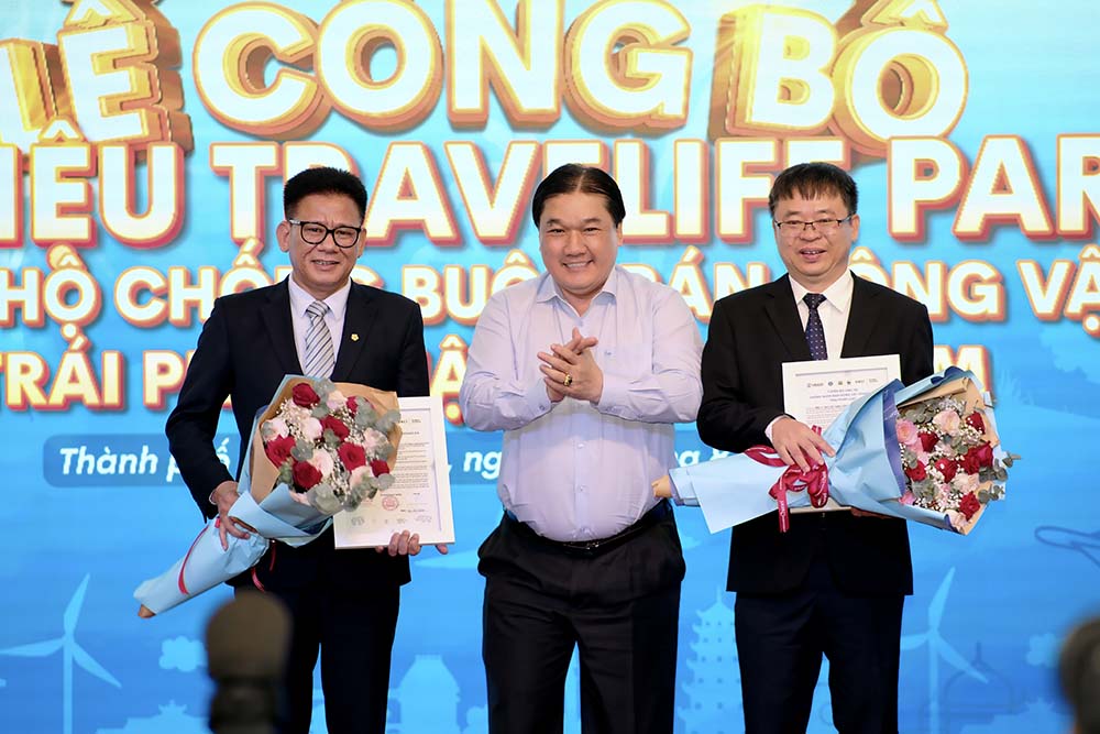 Nghi thức tuyên bố chính thức về ủng hộ chống buôn bán động vật hoang dã trái pháp luật tại Việt Nam. Ảnh: Saigontourist