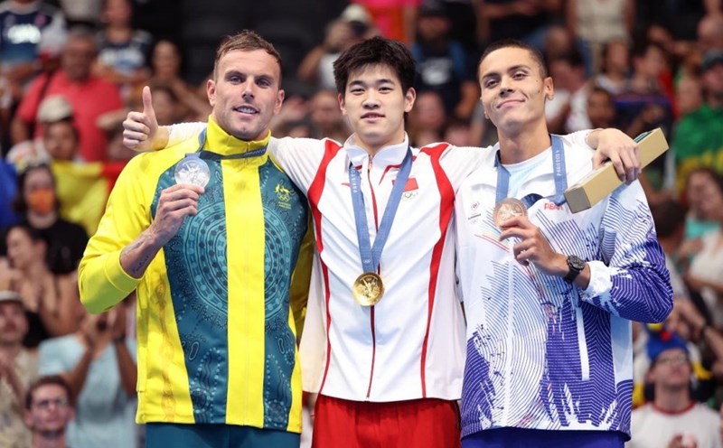 Pan Zhanle (giữa) khiến những kình ngư hàng đầu như Kyle Chalmers hay David Popovici cũng phải chào thua. Ảnh: Olympic 2024