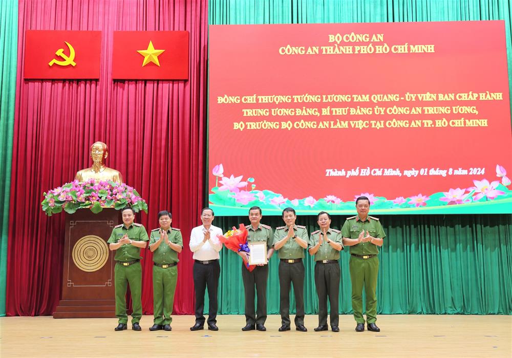 Under authorization, Minister Luong Tam Quang presented the Prime Minister's Letter of Commendation to Ho Chi Minh City Police for exceptionally outstanding achievements in the fight against crime. Photo: Information portal of the Ministry of Public Security