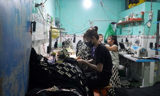 Người lao động TPHCM lo lắng trước đề xuất diện tích tối thiểu 5m2/người. Ảnh: Minh Tâm